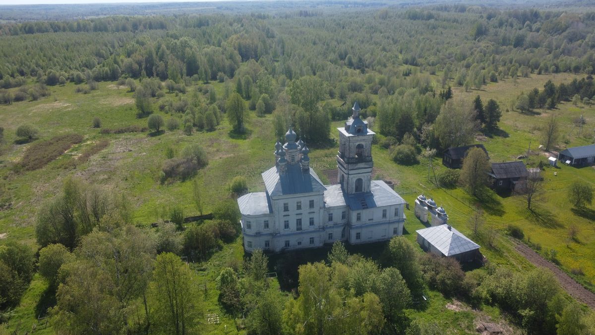 общий вид в ландшафте. Церковь Рождества Христова, Спас-Верховье (Судиславский район, Костромская область)