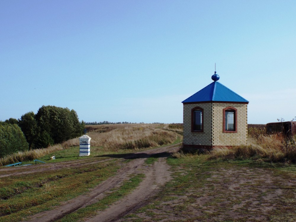 Часовня Казанской иконы Божией Матери, Антоновка (Спасский район, Республика Татарстан). фасады, Слева - часовенный столб