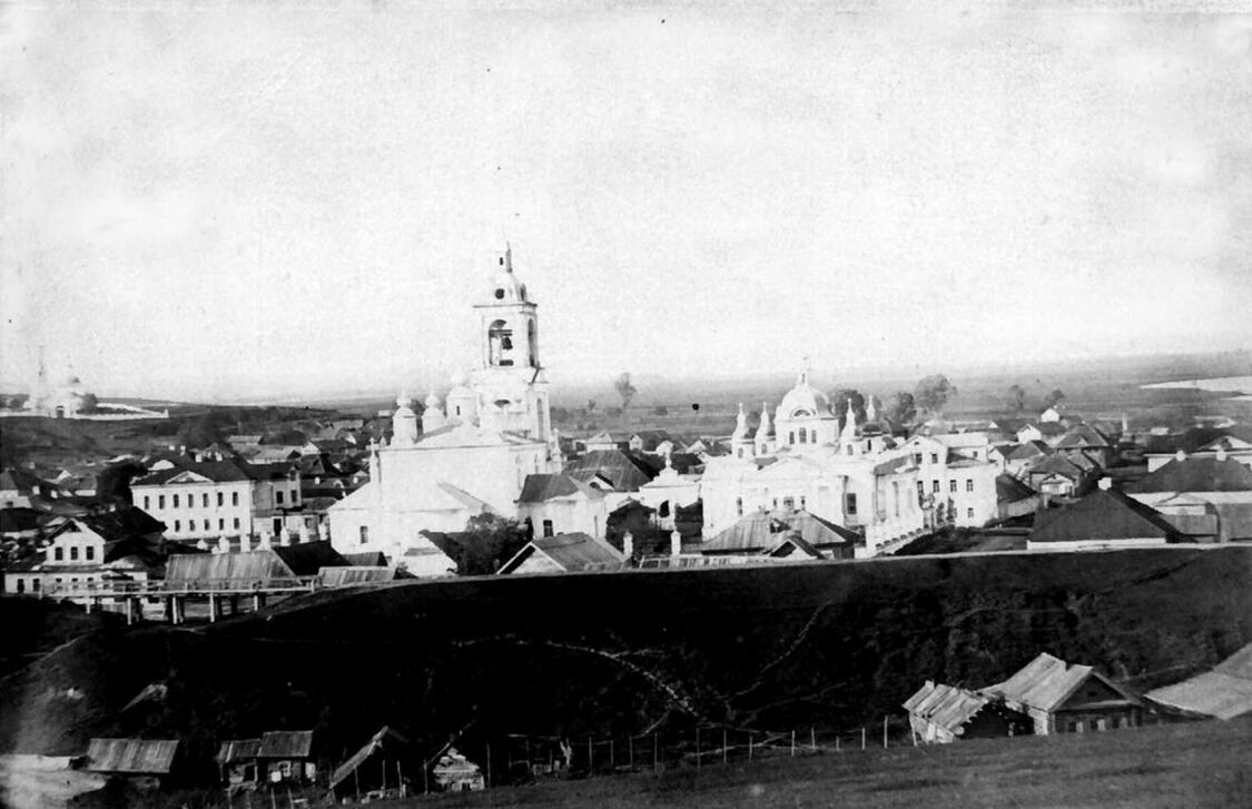 Храмовый комплекс. Соборы Благовещения Пресвятой Богородицы и Преображения Господня, Галич (Галичский район, Костромская область). архивная фотография, Вид на земляной вал, Благовещенский и Преображенский соборы. Фотограф М. Смодор. Илл. из статьи Н.В. Сотников, Городскому саду Галича 100 лет