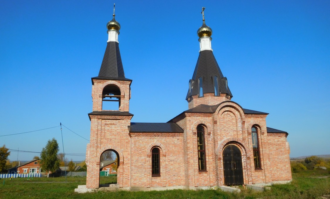 Церковь Николая Петроградского (Розова), Жданово (Пильнинский район, Нижегородская область). фасады, 7 июня 2018 года в селе Жданово возле недействующего храма Живоначальной Троицы был заложен новый храм в честь священномученика Николая Розова. Чин закладки совершил митрополит Нижегородский и Арзамасский Георгий.