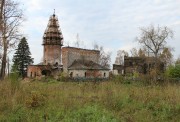 Храмовый комплекс. Церкви Николая Чудотворца и Рождества Пресвятой Богородицы, Храмовый комплекс в Андреевском: церковь Рождества Пресвятой Богородицы слева, деревянная церковь Николая Чудотворца справа.<br>, Андреевское, Сусанинский район, Костромская область