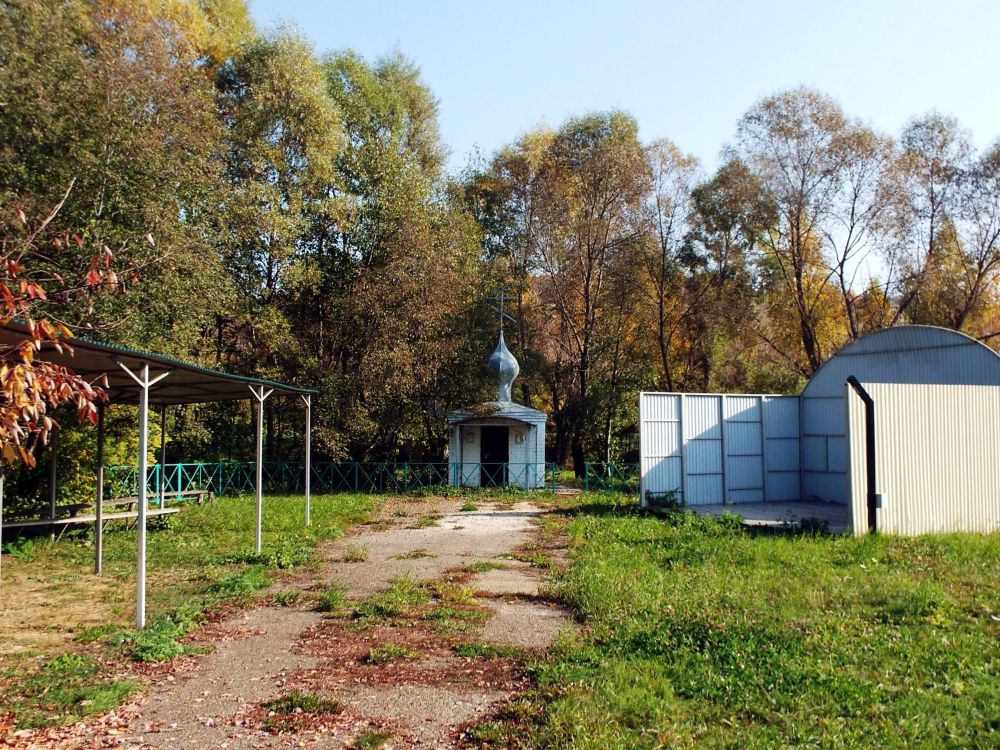Часовня Казанской иконы Божией Матери, Гулькино (Заинский район, Республика Татарстан). фасады, Общий вид на комплекс построек на святом источнике. Слева - навес и место для массовых гуляний, по центру часовня, справа сцена.