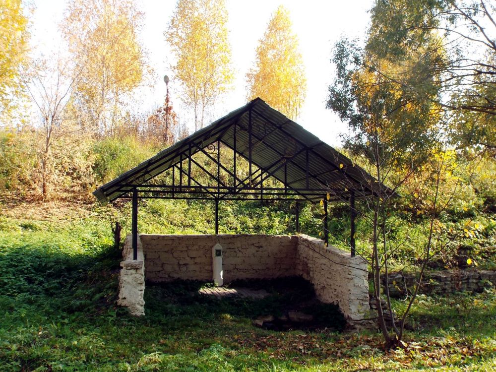 Часовенный столб (над источником), Гулькино (Заинский район, Республика Татарстан). дополнительная информация, Навес над источниом, под которым расположен также и часовенный столб