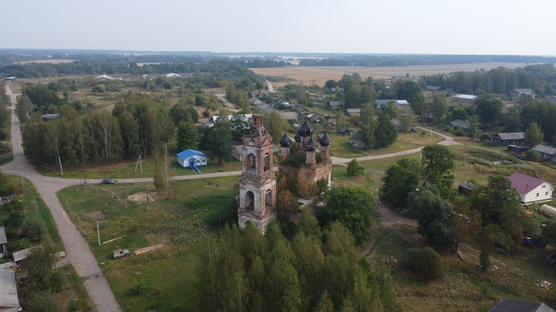 Церковь Введения во храм Пресвятой Богородицы, Буяково (Сусанинский район, Костромская область). общий вид в ландшафте