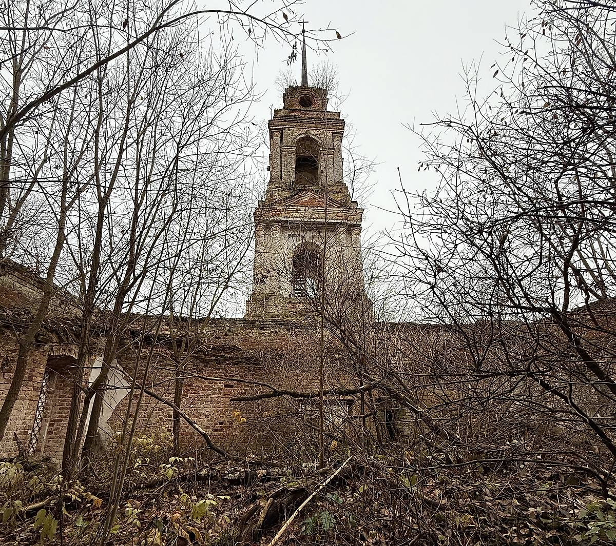 Вид из трапезной на колокольню (с востока), интерьер и убранство. Церковь Покрова Пресвятой Богородицы, Насакино (Сусанинский район, Костромская область)