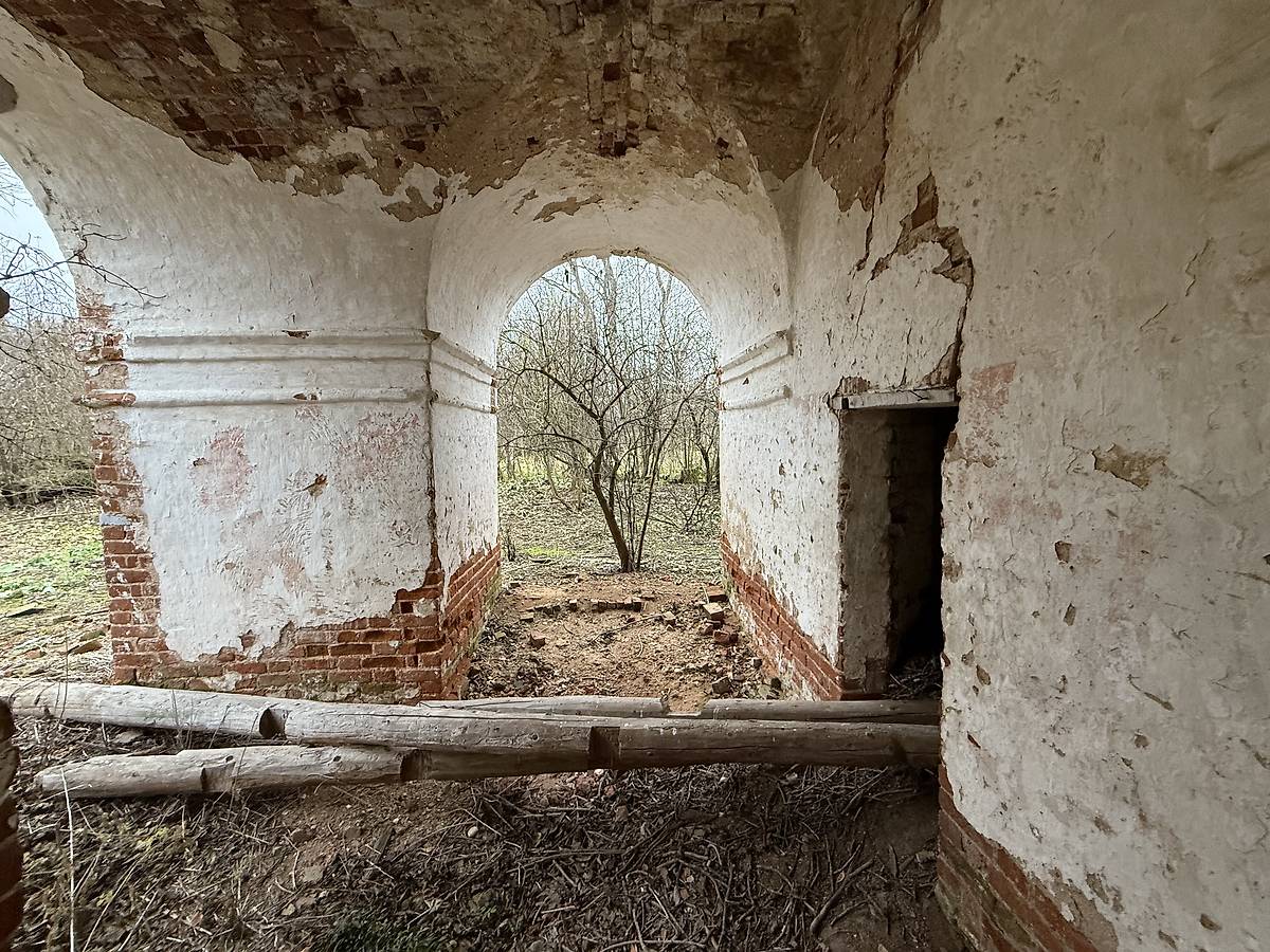 Первый ярус колокольни, вид с востока, архитектурные детали. Церковь Покрова Пресвятой Богородицы, Насакино (Сусанинский район, Костромская область)