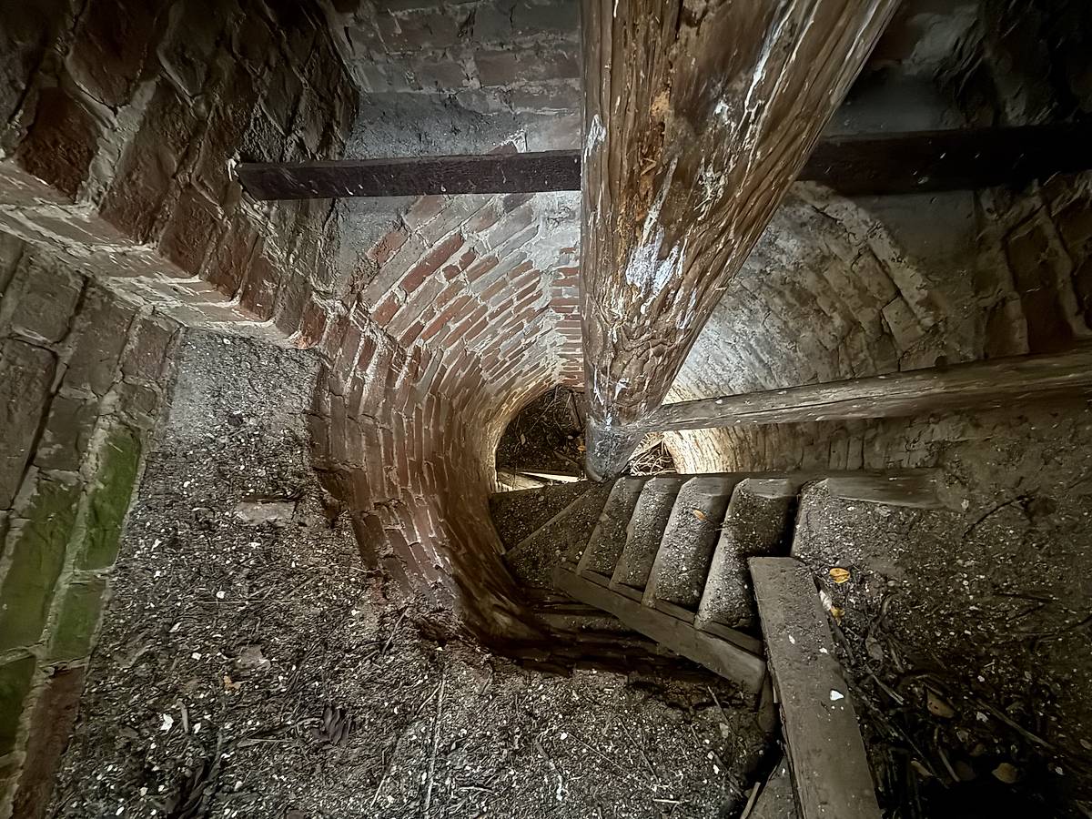 Винтовая лестница в колокольне, архитектурные детали. Церковь Покрова Пресвятой Богородицы, Насакино (Сусанинский район, Костромская область)