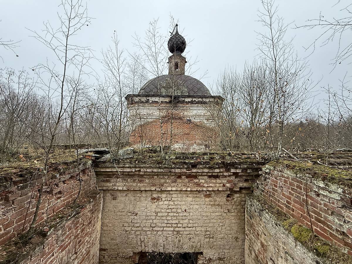 Вид с колокольни на основной объем, архитектурные детали. Церковь Покрова Пресвятой Богородицы, Насакино (Сусанинский район, Костромская область)