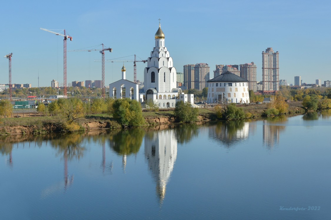 Покровское-Стрешнево. Церковь Владимира равноапостольного в Тушине. общий вид в ландшафте
