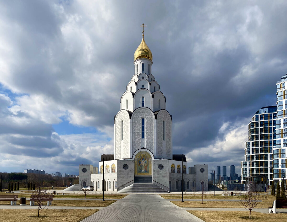 Покровское-Стрешнево. Церковь Владимира равноапостольного в Тушине. фасады, Вид с востока, от входа в приходской центр