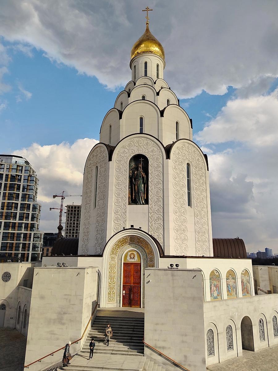 Вид на храм с колокольни, фасады. Церковь Владимира равноапостольного в Тушине, Покровское-Стрешнево (Северо-Западный административный округ (СЗАО), г. Москва)