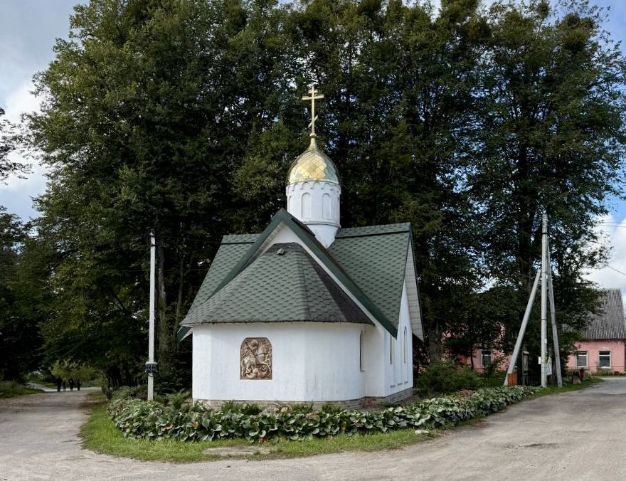 Часовня Георгия Победоносца, Краснолесье (Нестеровский городской округ, Калининградская область). общий вид в ландшафте, Вид с востока