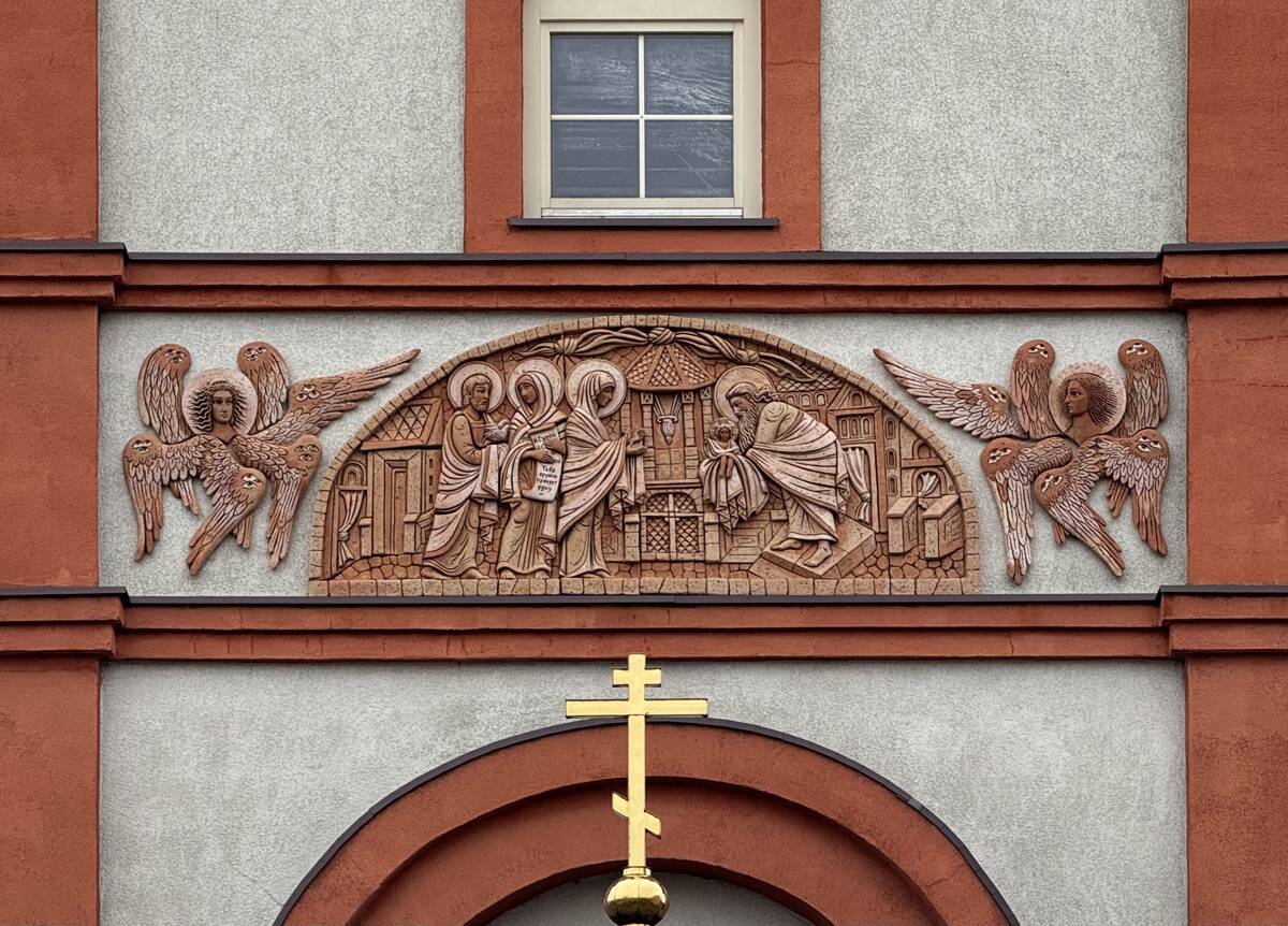 Церковь Сретения Господня, Калининград (Калининградский городской округ, Калининградская область). архитектурные детали, Рельефы над входом