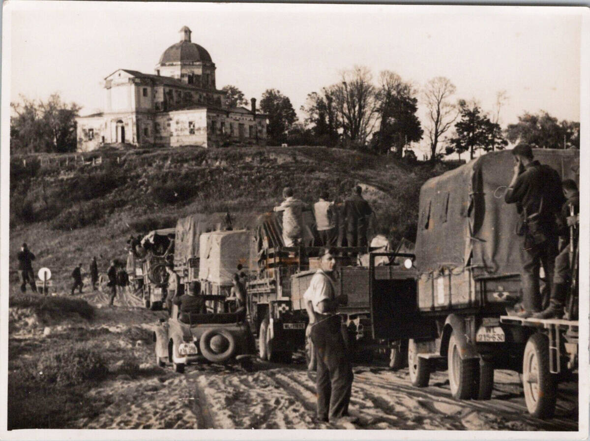 Дедовичи. Церковь Вознесения Господня на погосте Высокое. архивная фотография, Храм в ландшафте села. Фото 1941 г. с аукциона e-bay.de