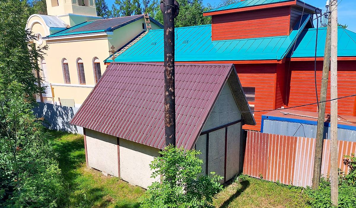 общий вид в ландшафте. Церковь Георгия Победоносца (временная), Новая Ладога (Волховский район, Ленинградская область)