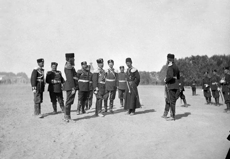 Мары. Церковь Александра Невского при 1-ом Кавказском полку. архивная фотография, Купол церкви на заднем плане. Генерал Анненков среди офицеров на военном смотре.