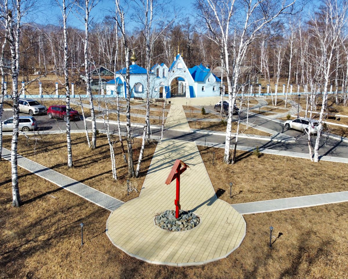 Успенский мужской монастырь, Чита (Чита, город, Забайкальский край). дополнительная информация, Поклонный крест перед монастырем