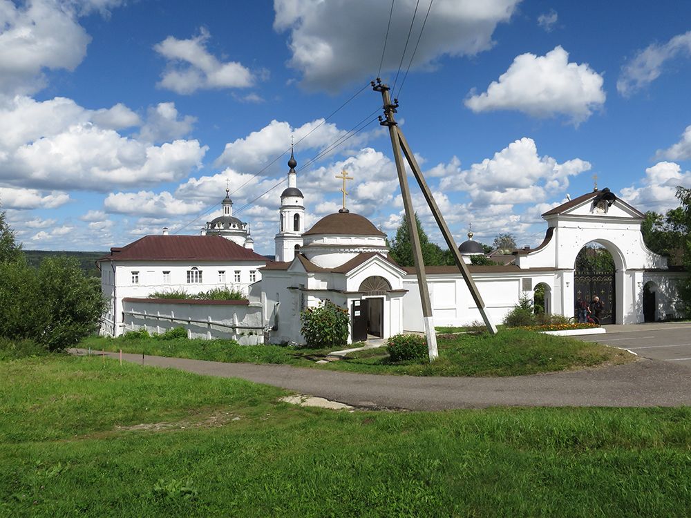 Малоярославец. Николаевский Черноостровский монастырь. Часовня Параскевы Пятницы. фасады, Часовня Параскевы Пятницы в центре фотографии.