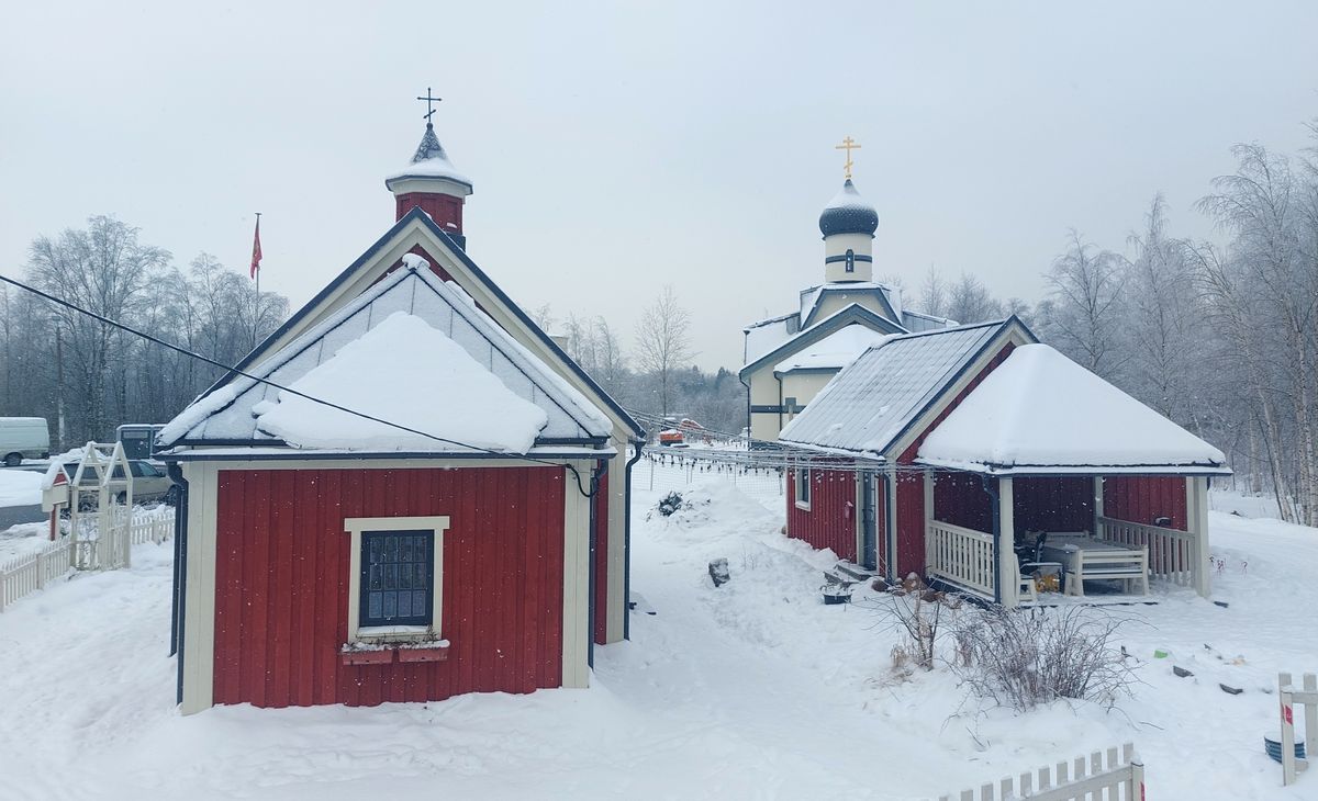 общий вид в ландшафте. Церковь Алексия, человека Божия в Белоострове (деревянная), Белоостров (Санкт-Петербург, Курортный район, г. Санкт-Петербург)