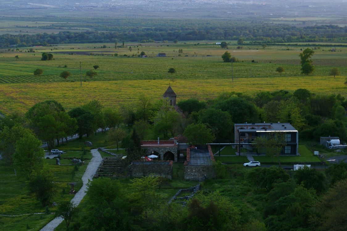 Неизвестная церковь, Греми (Кахетия, Грузия). общий вид в ландшафте