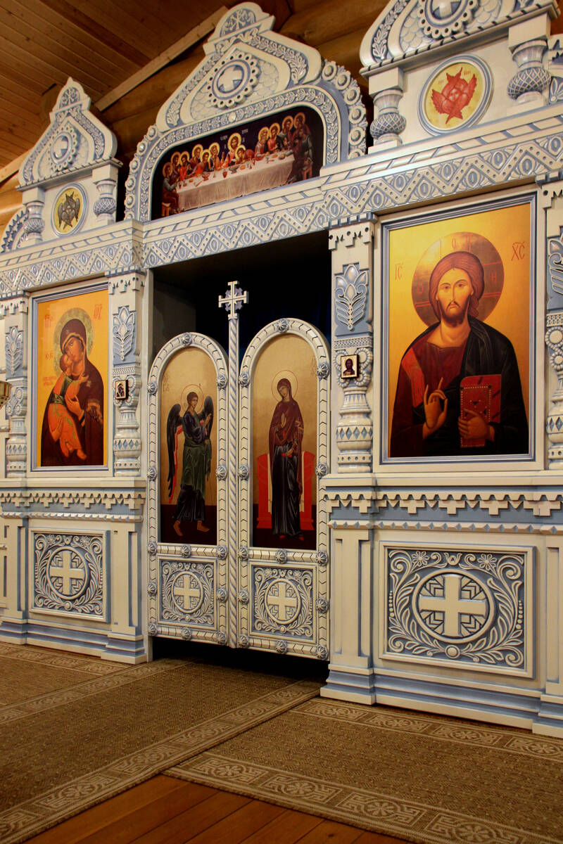 Церковь Похвалы Божией Матери, Калининград (Калининградский городской округ, Калининградская область). интерьер и убранство, Временный иконостас храма.