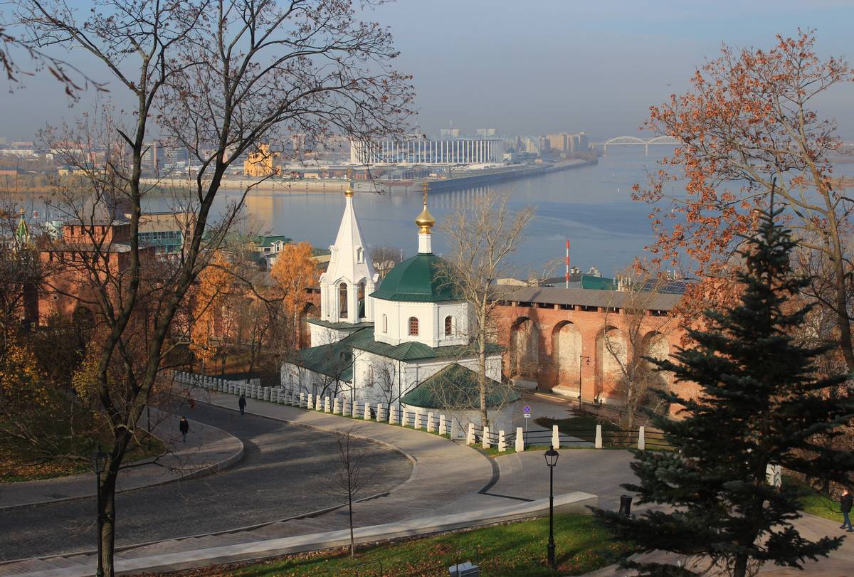 Общий вид на фоне Стрелки, общий вид в ландшафте. Кремль. Церковь Страстной иконы Божией Матери (новая), Нижегородский район (Нижний Новгород, город, Нижегородская область)