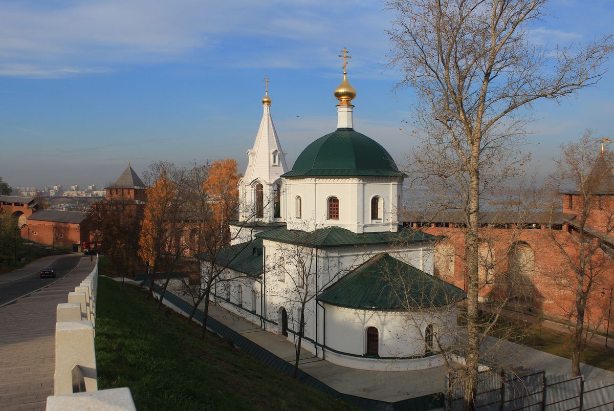 Вид с востока вдоль Ивановского съезда, фасады. Кремль. Церковь Страстной иконы Божией Матери (новая), Нижегородский район (Нижний Новгород, город, Нижегородская область)