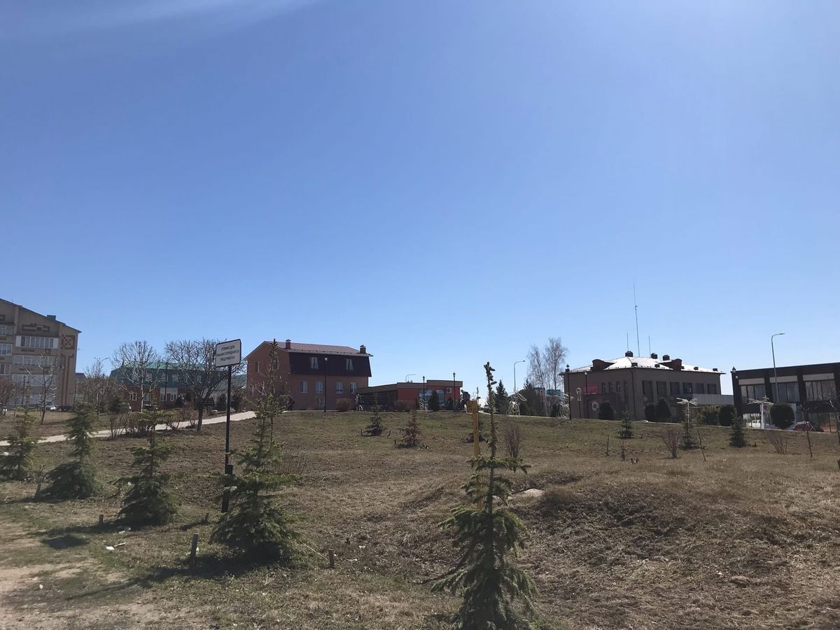 На месте храма сегодня разбит Ленинский садик, общий вид в ландшафте. Церковь Петра и Павла (старая), Кукмор (Кукморский район, Республика Татарстан)