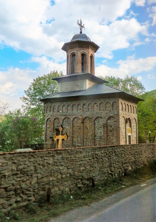 Скит Иоанна Предтечи у Камня (скит Старый Козия), Кэлимэнешть (Вылча, Румыния). фасады
