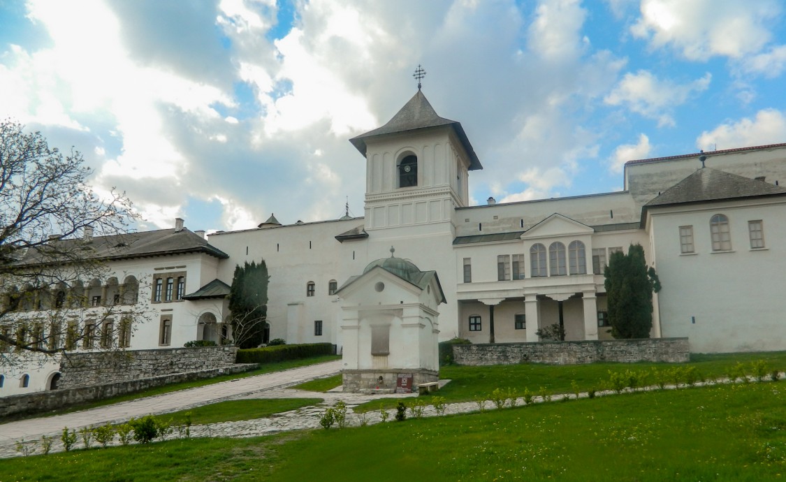 Монастырь Хорезу, Романий-де-Жос (Вылча, Румыния). фасады