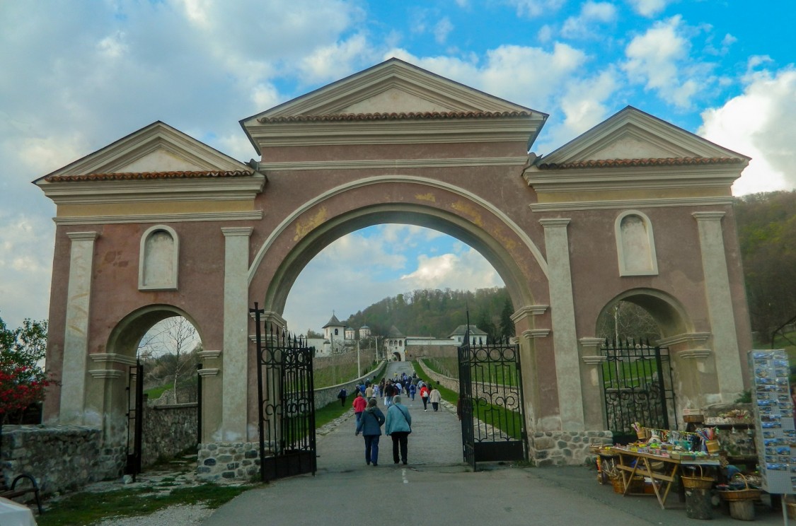 Романий-де-Жос. Монастырь Хорезу. фасады, Первые (нижние) ворота монастыря