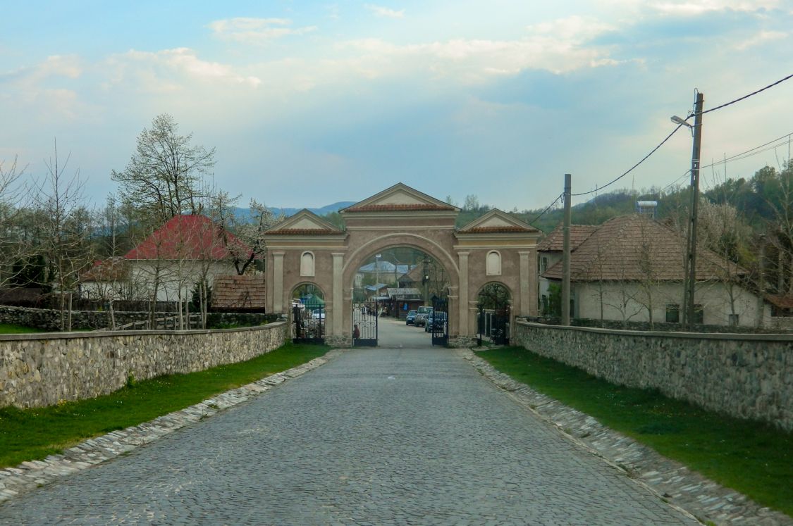 Романий-де-Жос. Монастырь Хорезу. фасады, Первые (нижние) ворота монастыря
