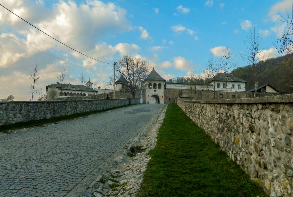 Монастырь Хорезу, Романий-де-Жос (Вылча, Румыния). фасады, Вторые (средние) ворота монастыря