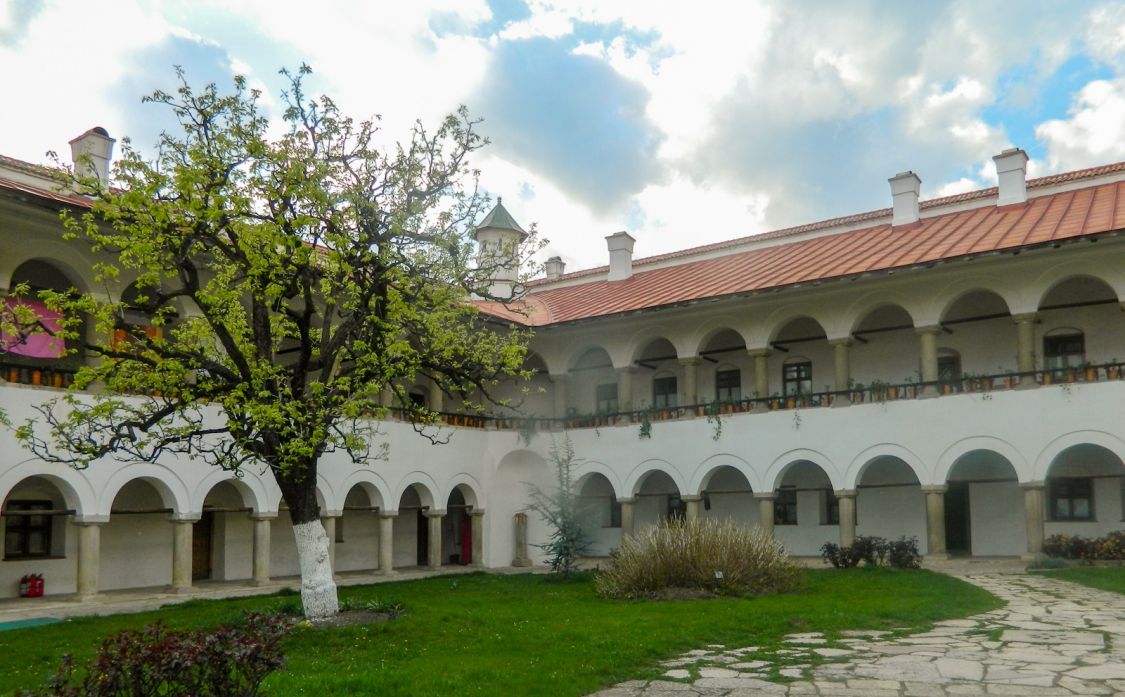 Монастырь Хорезу, Романий-де-Жос (Вылча, Румыния). фасады,  Келейный корпус монастыря