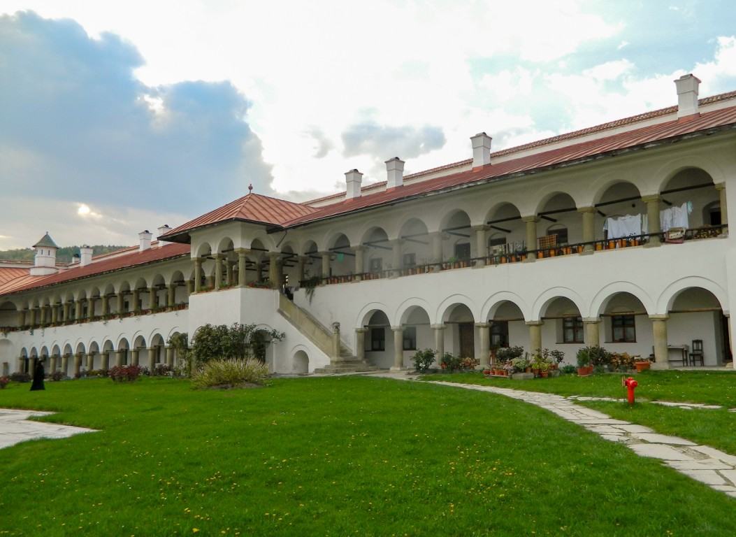Романий-де-Жос. Монастырь Хорезу. фасады,  Келейный корпус монастыря