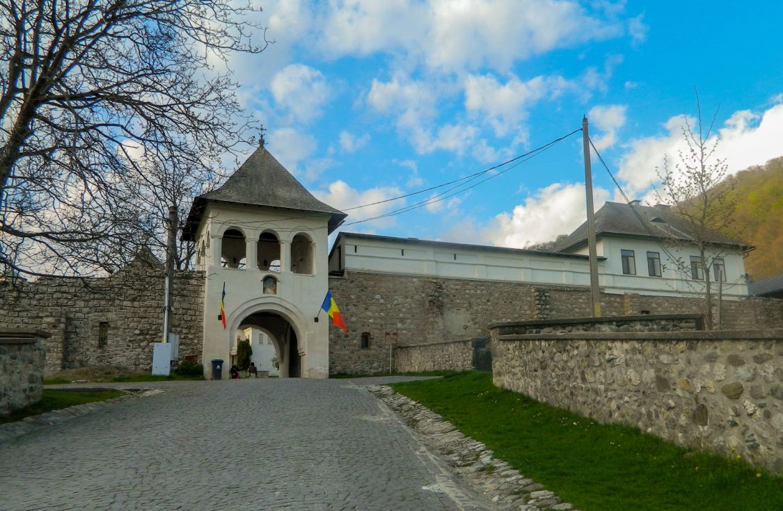 Монастырь Хорезу, Романий-де-Жос (Вылча, Румыния). фасады, Вторые (средние) ворота монастыря