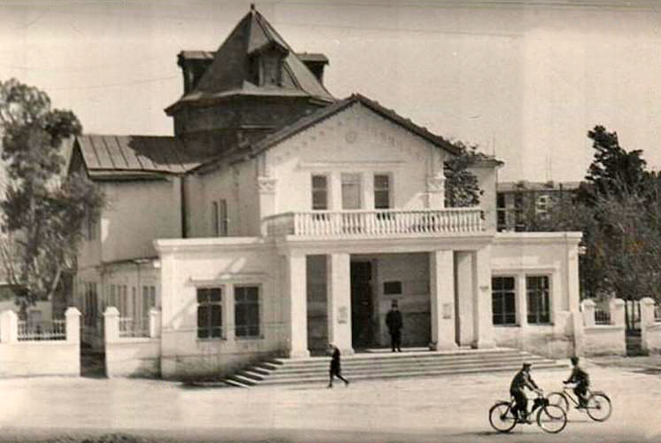 Церковь Марии Магдалины (вторая), Худжанд (Таджикистан, Прочие страны). архивная фотография, Православный Храм позже городской радиоузел и почта