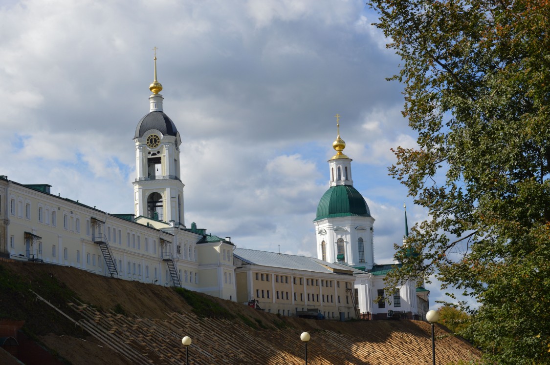 Святые саровской пустыни. Свято-Успенский мужской монастырь Саровская пустынь, Саров. Свято-Успенская Саровская пустынь колокольня. Храмы города Сарова.