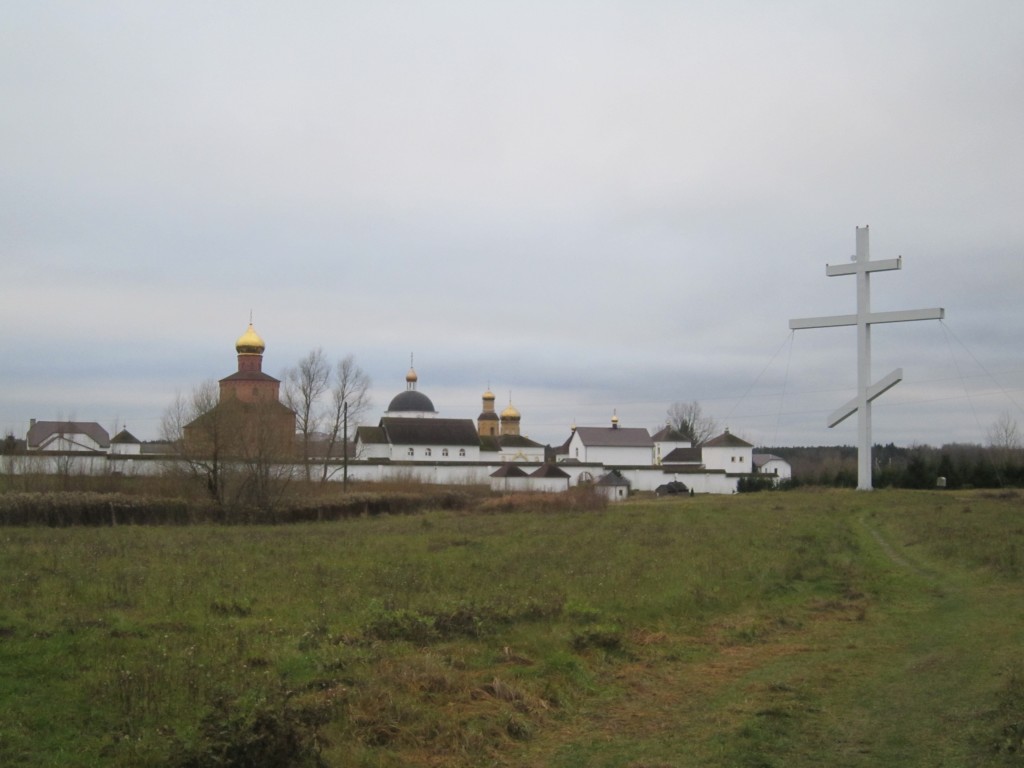 Елисаветинский женский монастырь, Приозерье (Славский городской округ, Калининградская область). документальные фотографии, Общий вид монастыря и  святые источники,Поклонный крест.В 2005 году установлен самый высокий Поклонный православный крест России.Его высота составляет 25 метров.