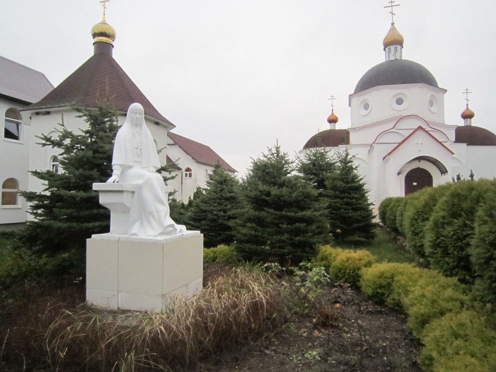Елисаветинский женский монастырь, Приозерье (Славский городской округ, Калининградская область). документальные фотографии, Памятник святой Преподобномученице Великой Княгине Елисавете Романовой известного московского скульптора Вячеслава Клыкова.
