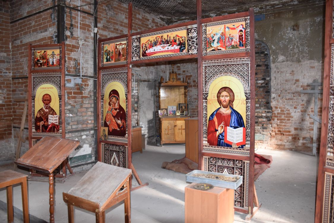 Никольский мужской монастырь, Уральск (Западно-Казахстанская область, Казахстан). интерьер и убранство, Временный иконостас в реставрируемом монастыре