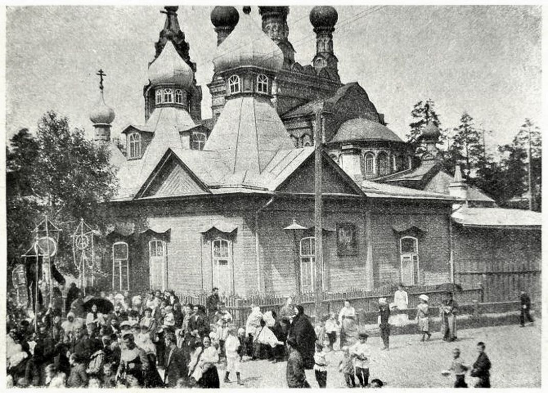 Храмовый комплекс подворья Троицкого Лютикова монастыря, Калининский район (Санкт-Петербург, г. Санкт-Петербург). архивная фотография, На переднем плане Троицкая церковь, за ней Тихвинская. https://vk.com/albums-45851?z=photo-45851_457247088%2Fphotos-45851