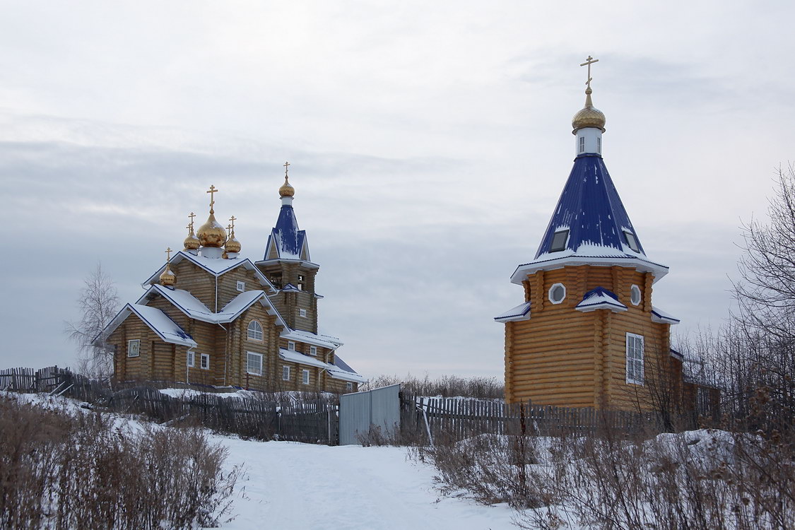 Неизвестная водосвятная часовня, Шабровский (Екатеринбург (МО город Екатеринбург), Свердловская область). фасады, Часовня на фоне Казанской церкви