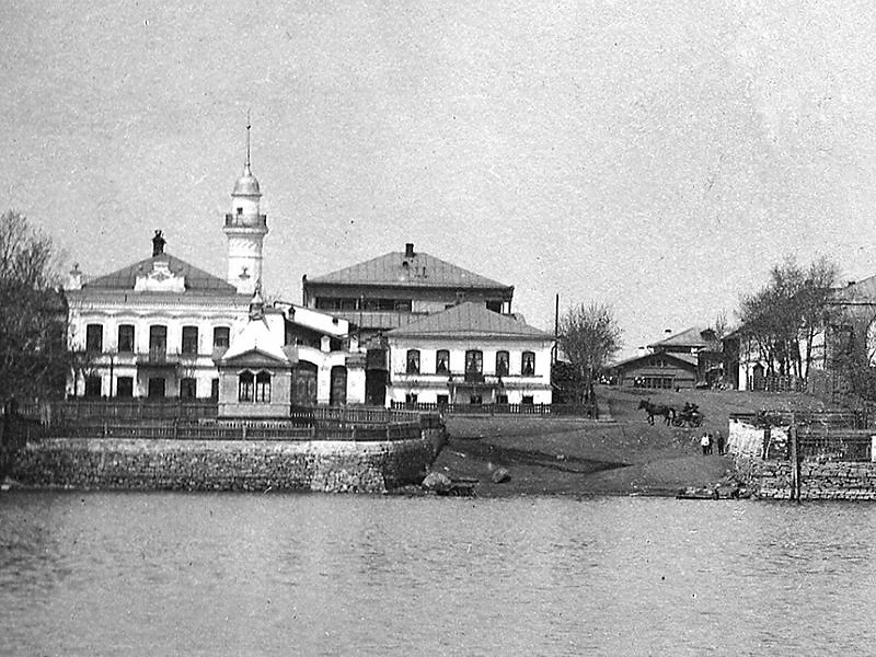 Часовня Покрова Пресвятой Богородицы, Миасс (Миасс, город, Челябинская область). архивная фотография, Фрагмент старинной фотографии (на снимке часовня ниже минарета)