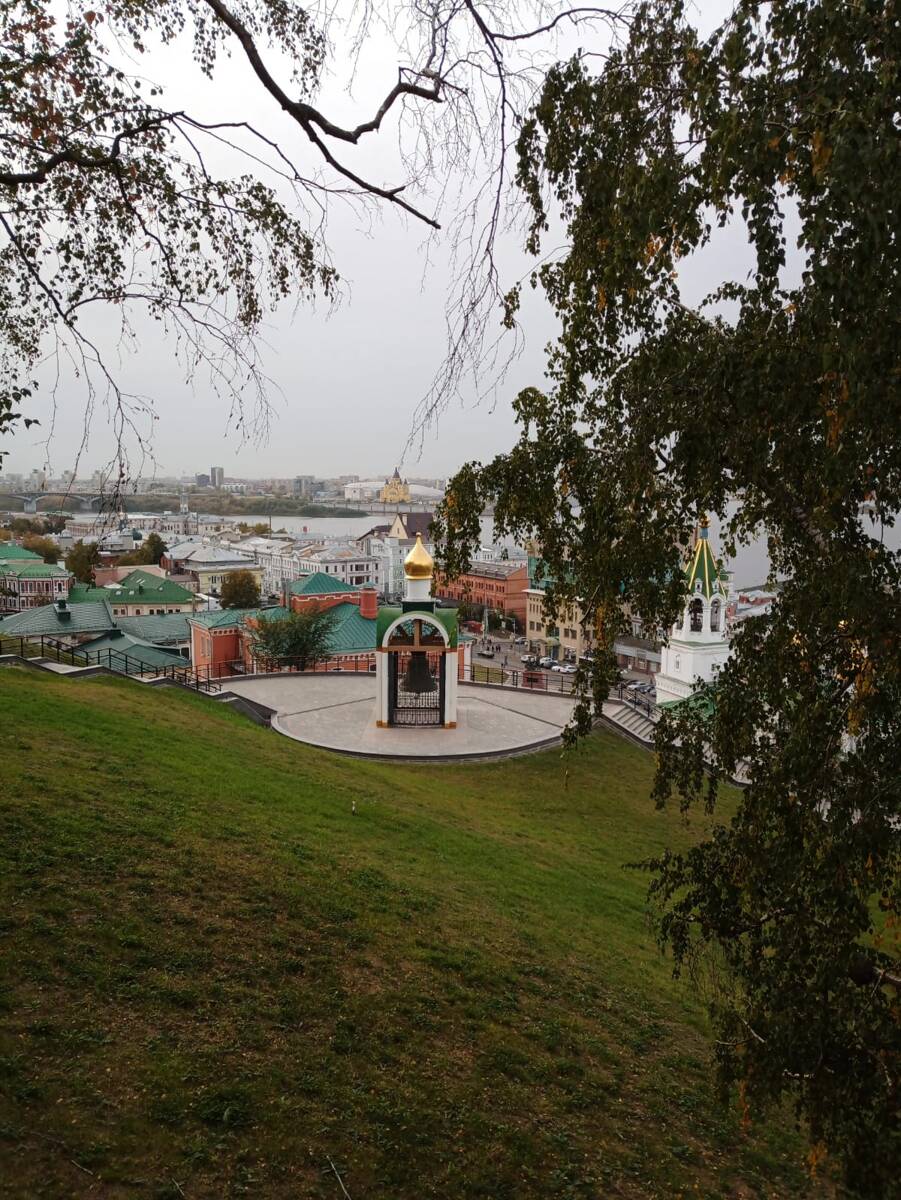 Звонница с набатным колоколом, Нижегородский район (Нижний Новгород, город, Нижегородская область). общий вид в ландшафте, Общий вид с Кремлевской стены
