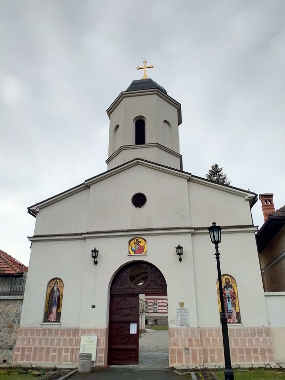 Монастырь Раковица, Белград (Белград, округ, Сербия). фасады, Надвратная церковь