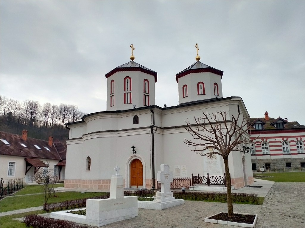 Монастырь Раковица, Белград (Белград, округ, Сербия). фасады, На переднем плане - могилы сербских патриархов Павла и Дмитрия