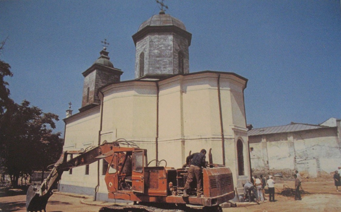 Церковь Николая Чудотворца, Бухарест, Сектор 3 (Бухарест, Румыния). архивная фотография, Начало разборки храма. Фото 1986 г. из фондов Национального музея истории Румынии