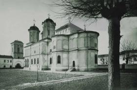 Бухарест, Сектор 4. Монастырь Вэкэрешти. Церковь Троицы Живоначальной