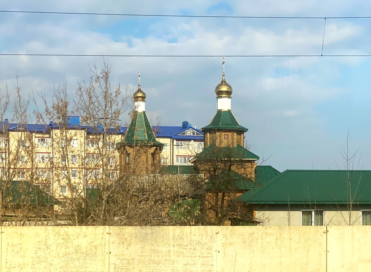 Брест. Церковь Спиридона Тримифунтского. архитектурные детали, Вид из проходящего поезда
